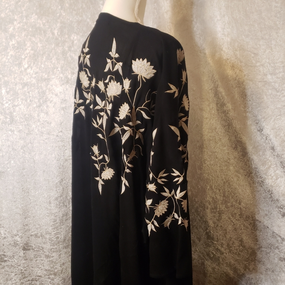 Kimono shawl w White Lotus